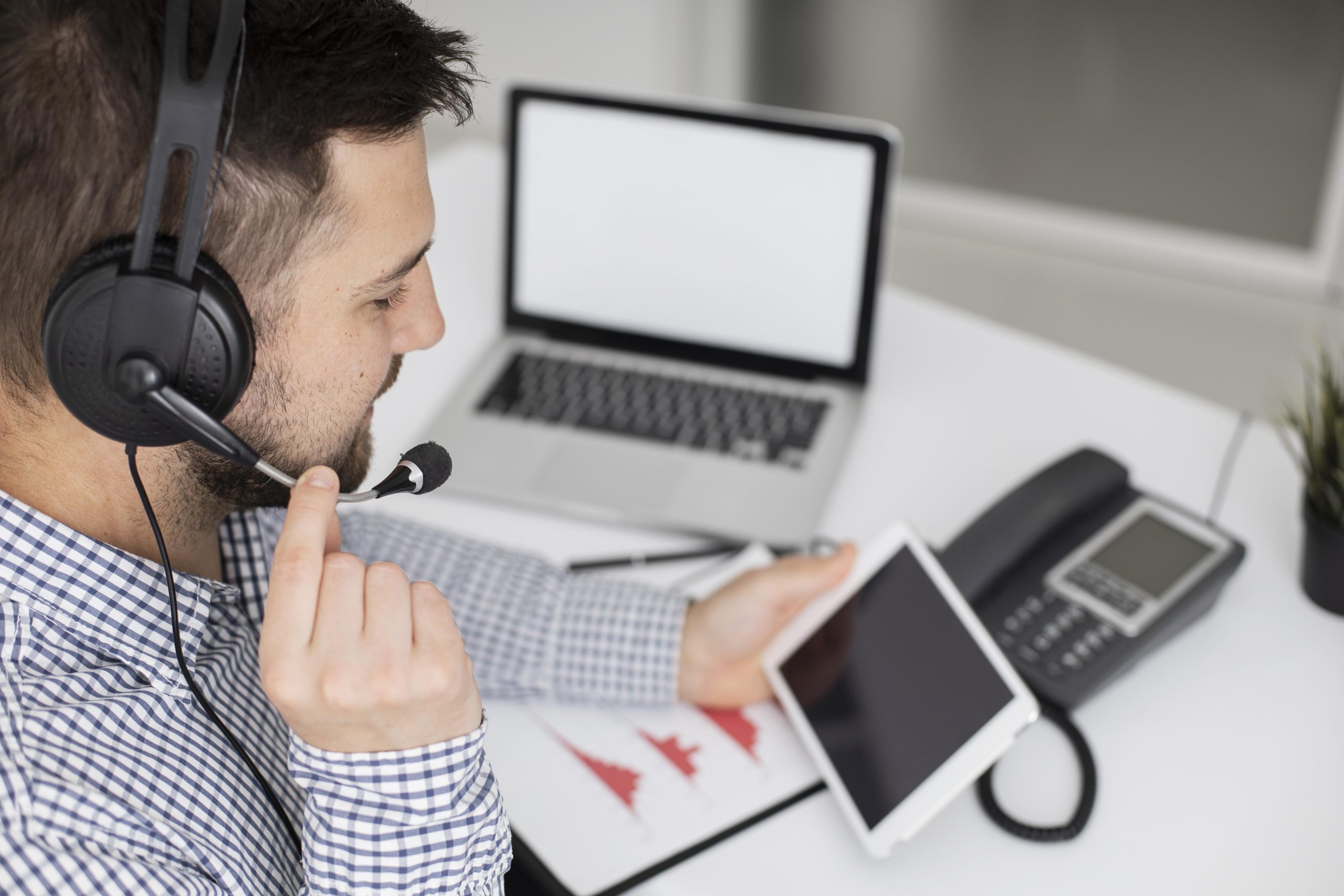 hombre-de-negocios-hablar-telefono
