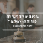Profesional del sector turístico atendiendo a clientes internacionales en inglés en un hotel